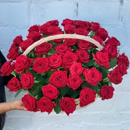 Корзинка "Моей королеве" из красных роз с доставкой в по Кубинке